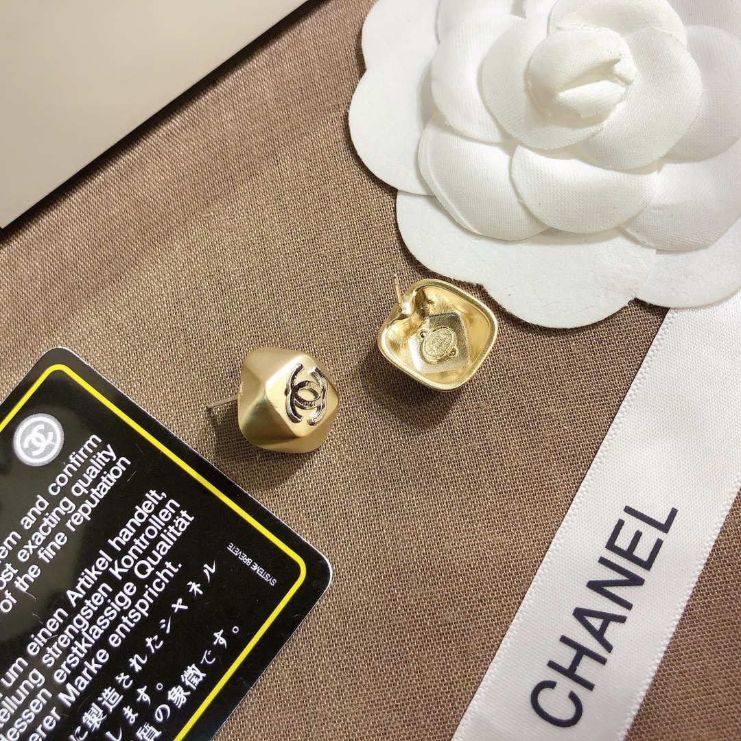 A619     Chanel earring 107347