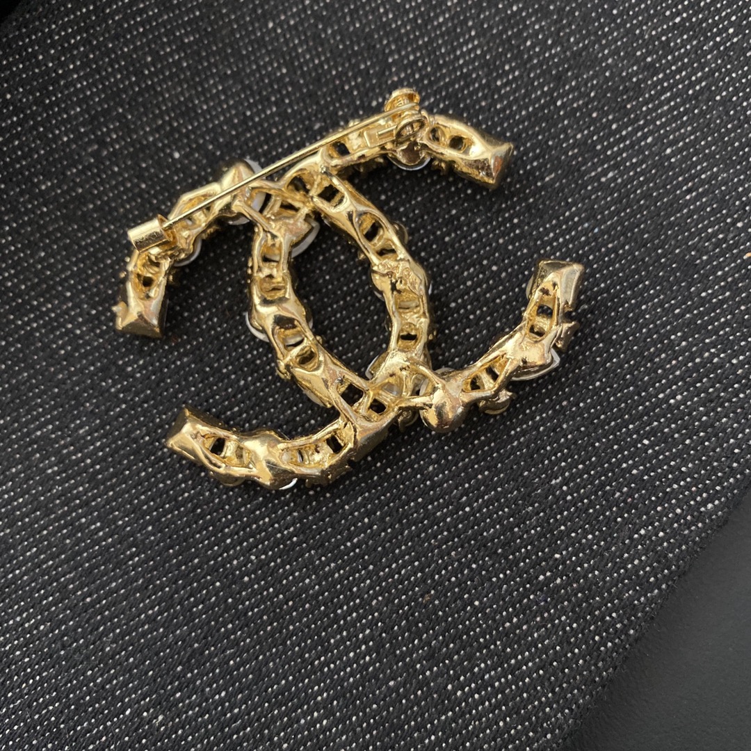 Chanel brooch 106126
