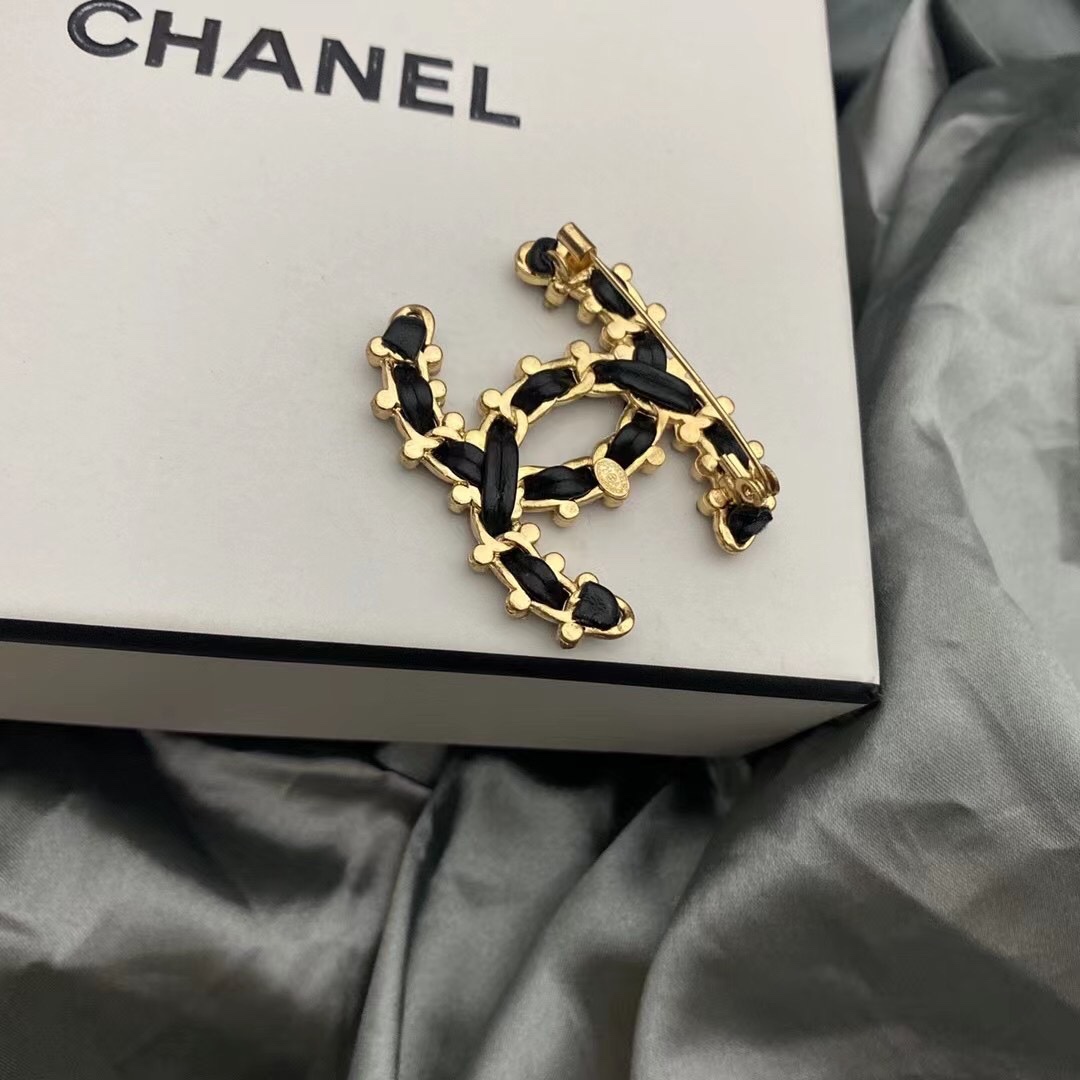 Chanel brooch 106739