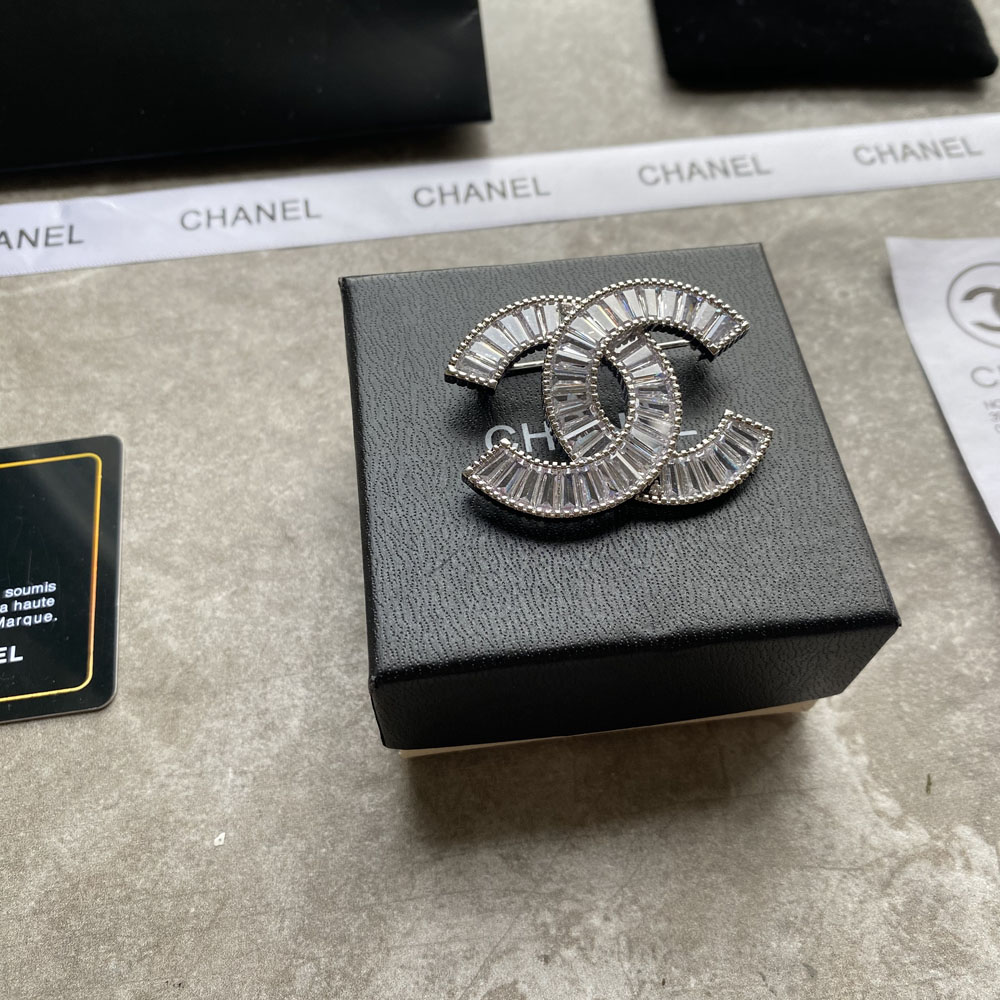 D001 Chanel brooch 110073
