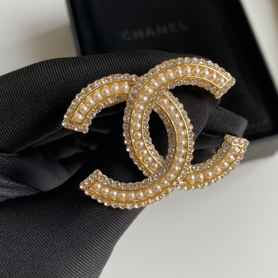 C056 Chanel brooch 107127