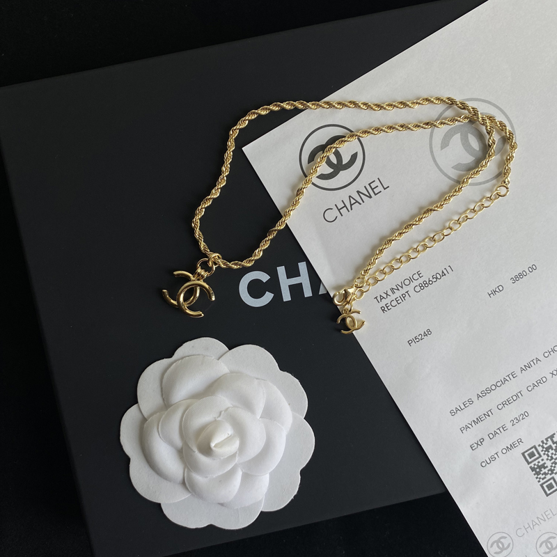 B138  Chanel necklace 105869