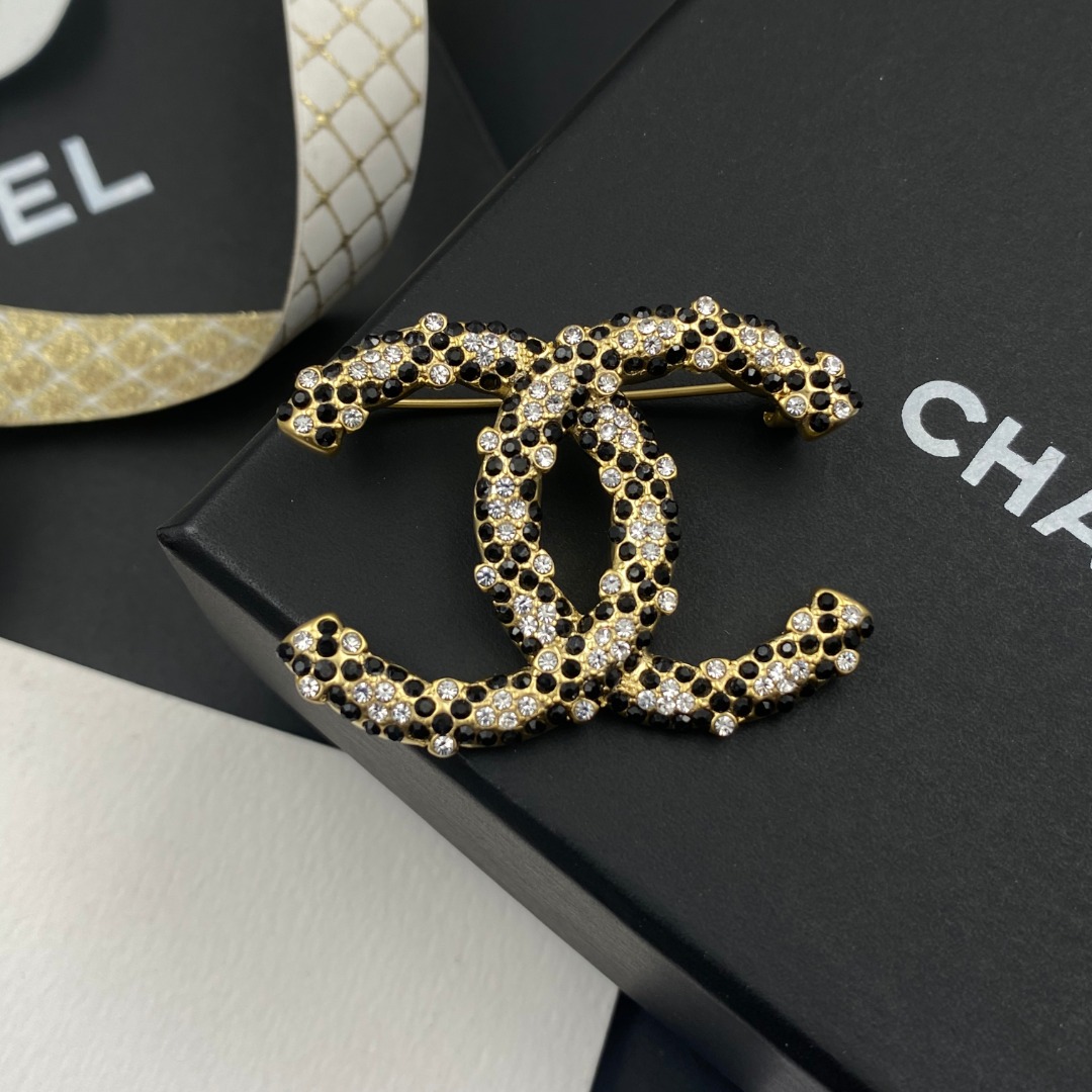 C163  Chanel brooch 108938