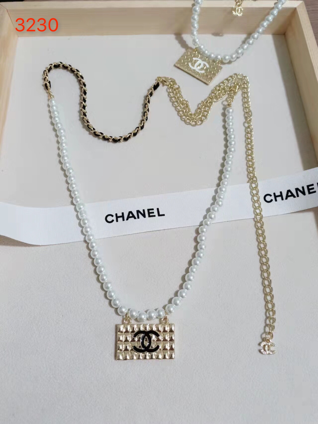 Chanel necklace 109141