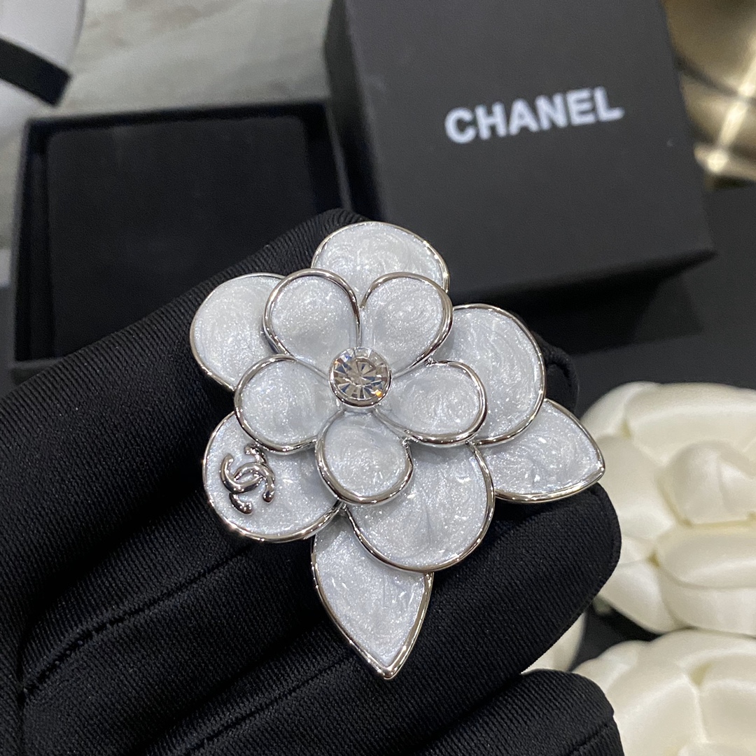C107 Chanel brooch