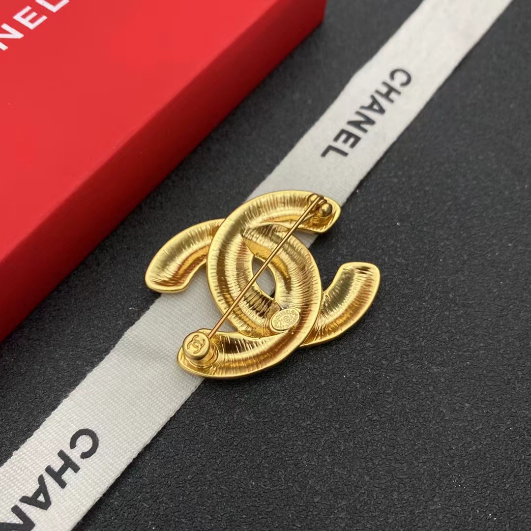 C124 Chanel gold vintage brooch