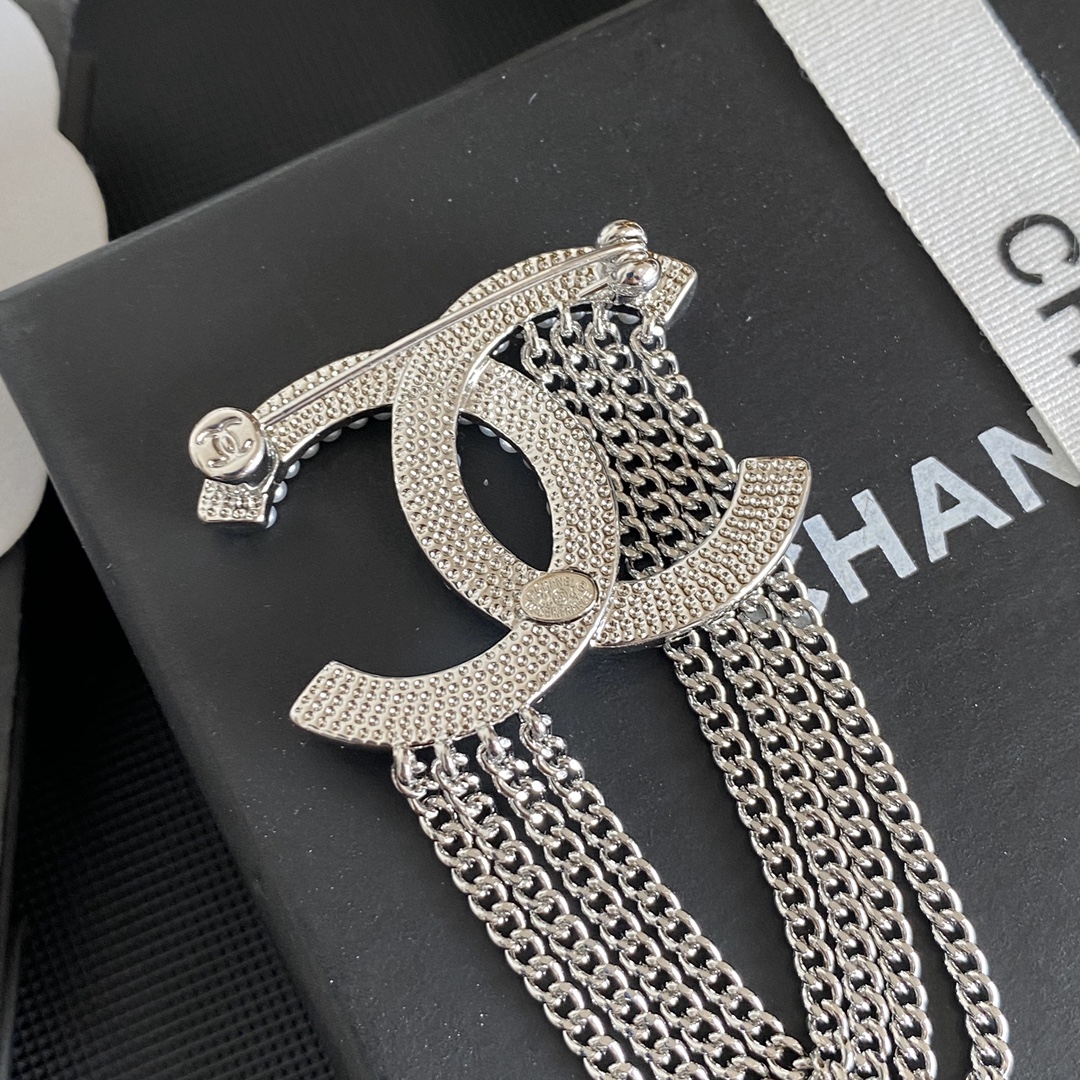 C178  Chanel brooch 110419