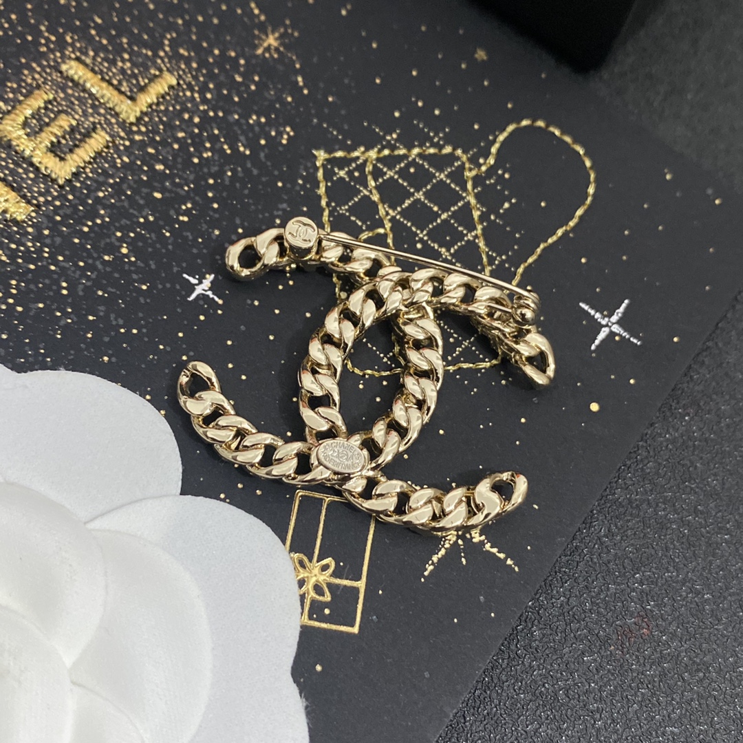 C256  Chanel brooch