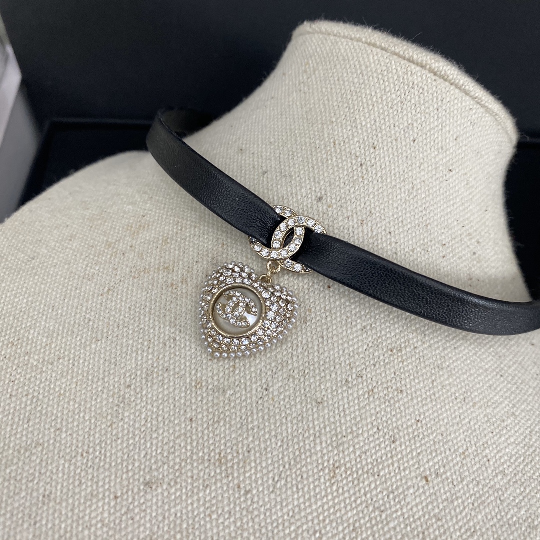 B546/B547 Chanel choker heart necklace