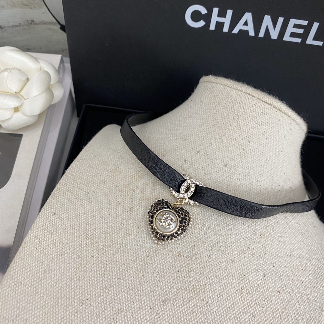 B546/B547 Chanel choker heart necklace