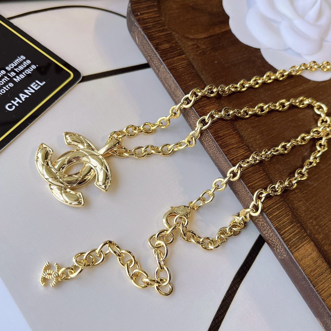 X489 Chanel long necklace