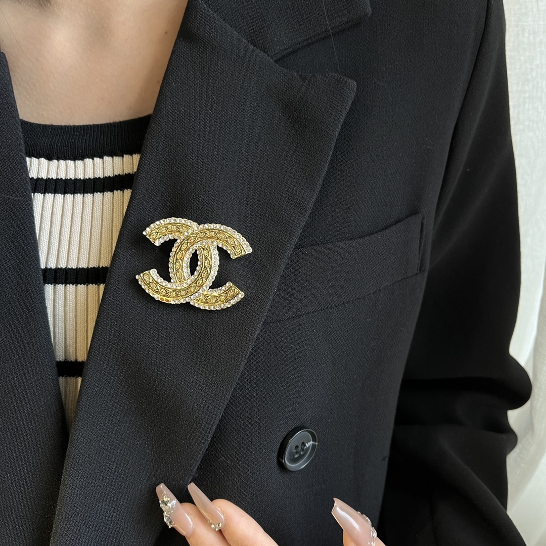 D132  Chanel brooch