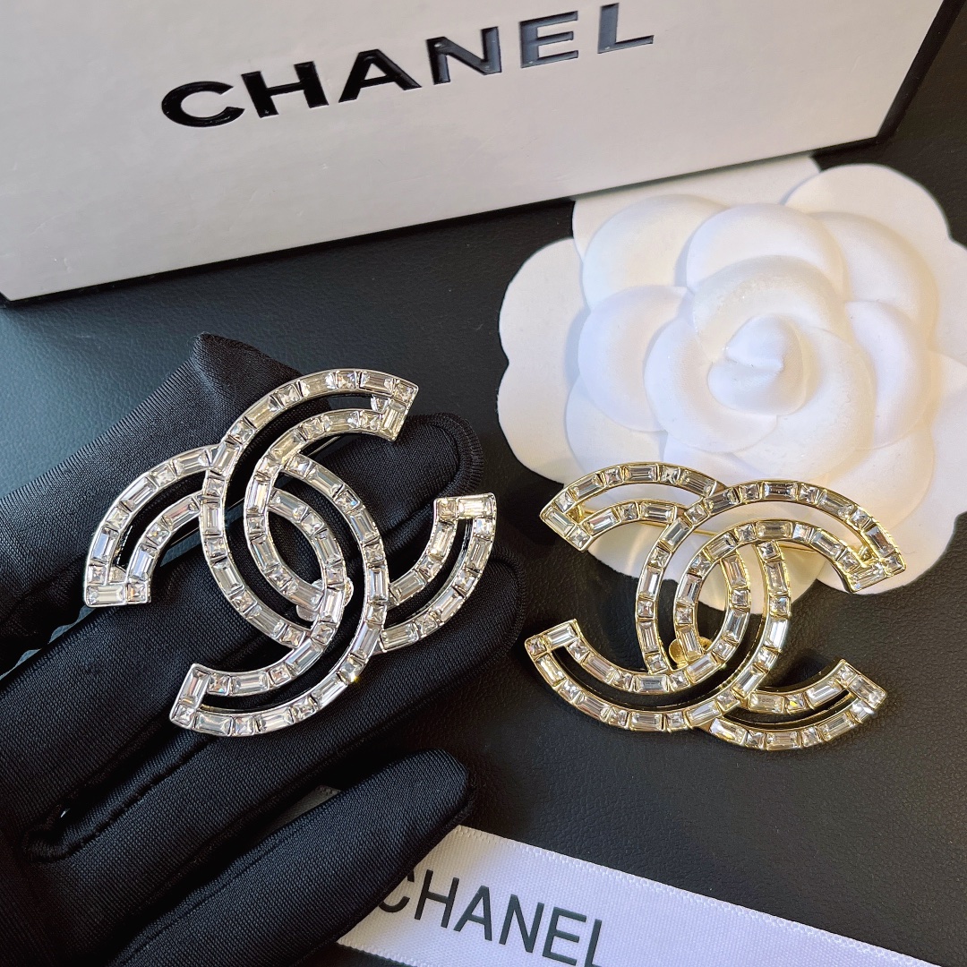 D135 Chanel brooch CC