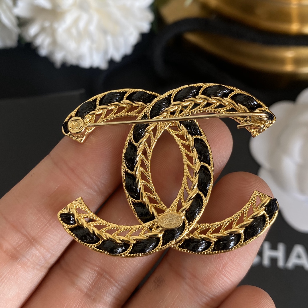 C085  Chanel brooch