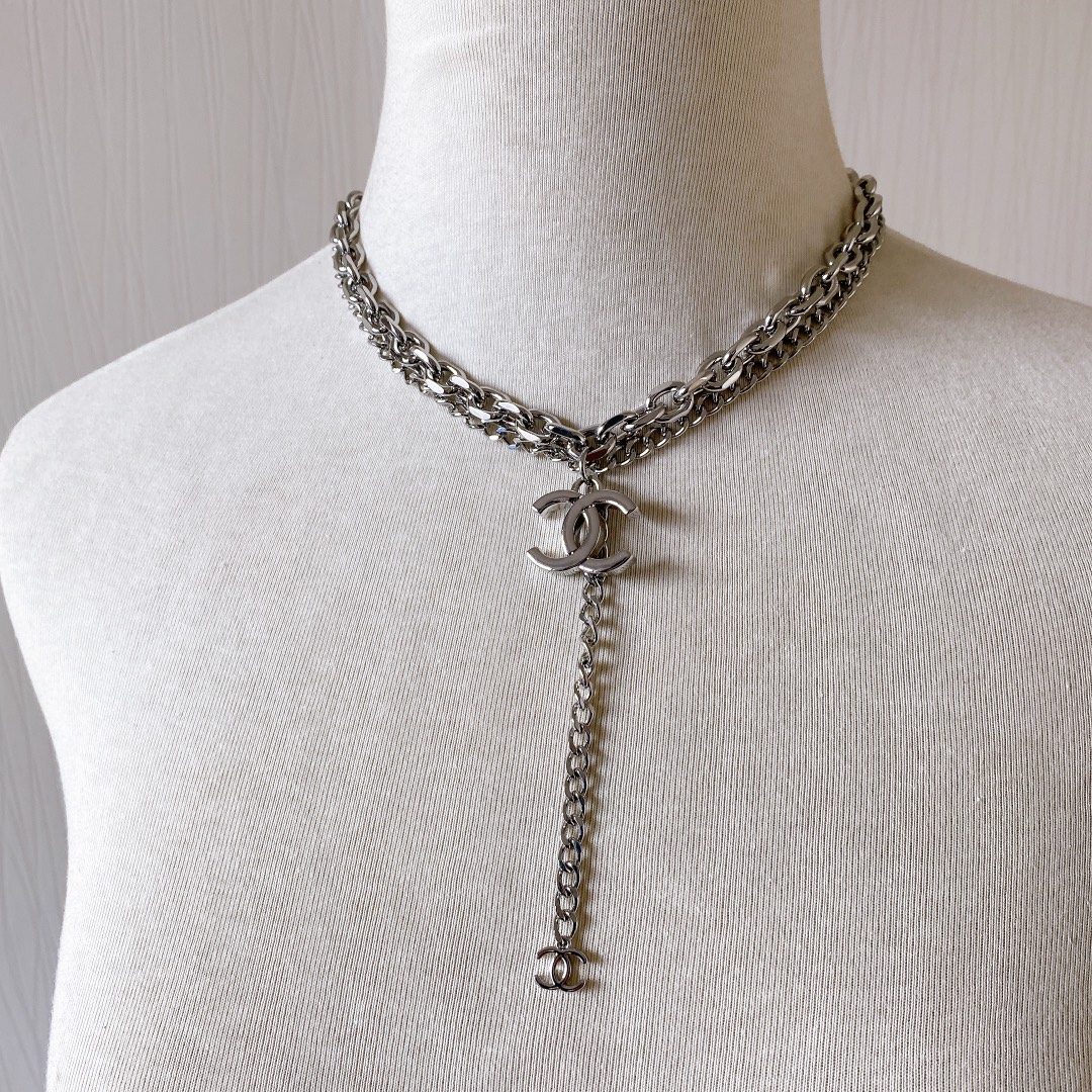 B264 Chanel silver necklace