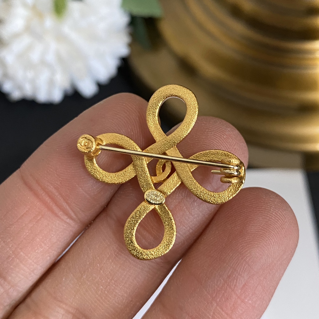 C304 Chanel gold vintage brooch