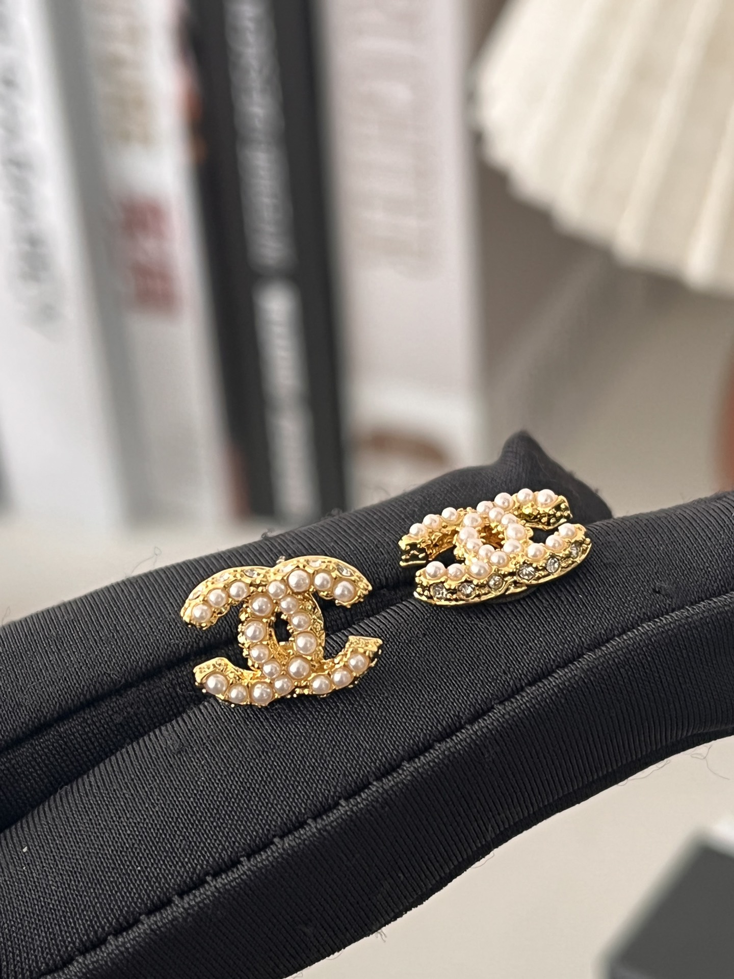 A898  Chanel pearls earrings cc