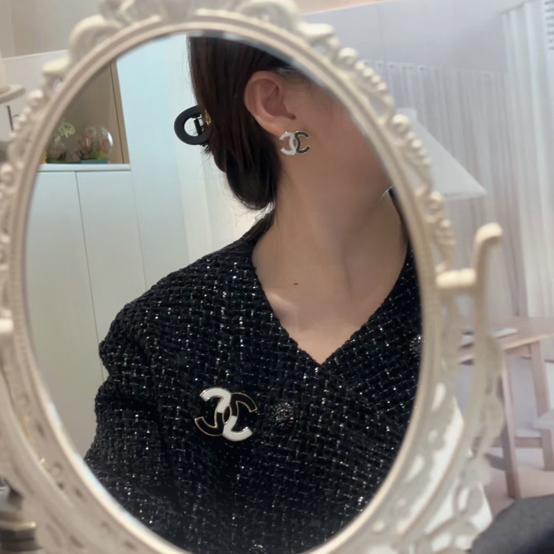 A826  Chanel earrings