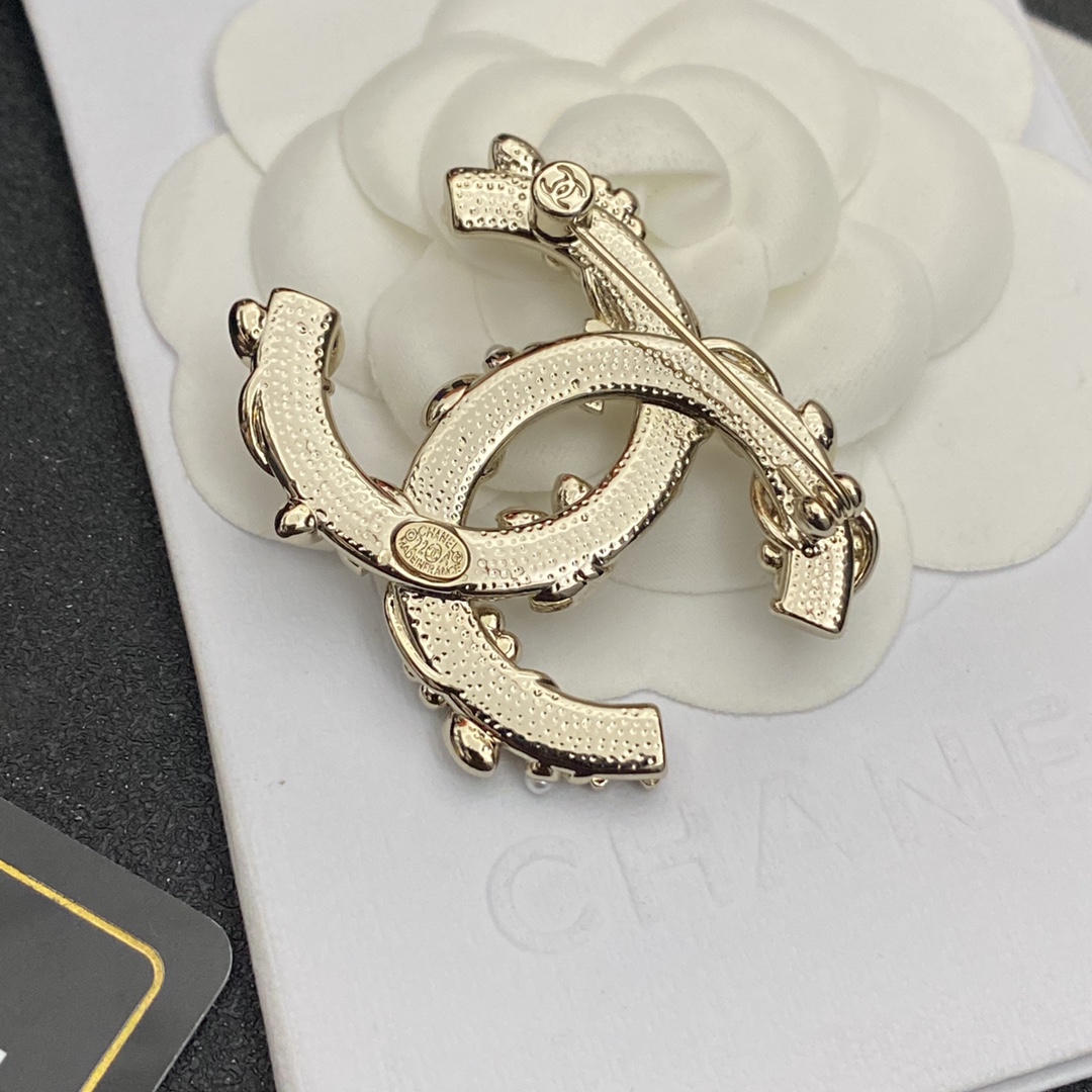 C176  Chanel brooch