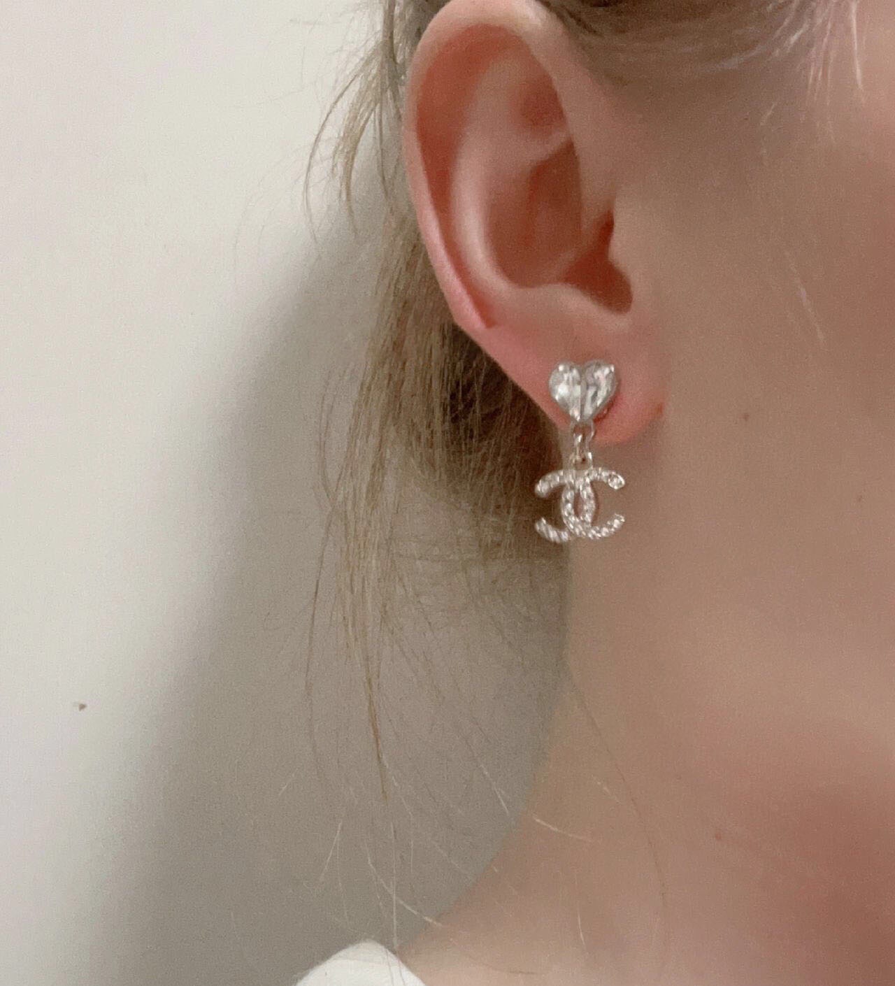 A122 Chanel heart earrings