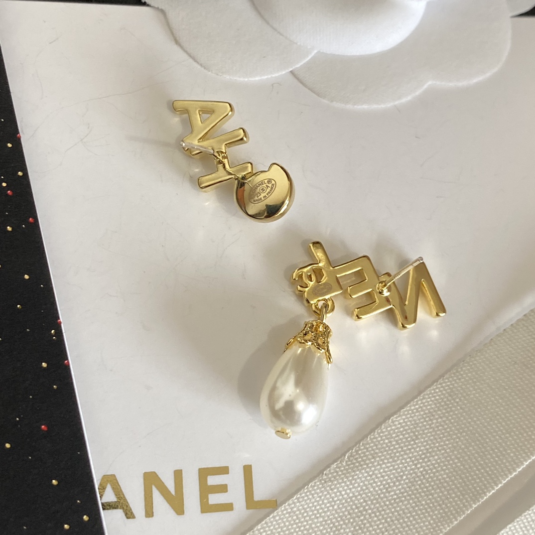 A1032 Chanel earrings