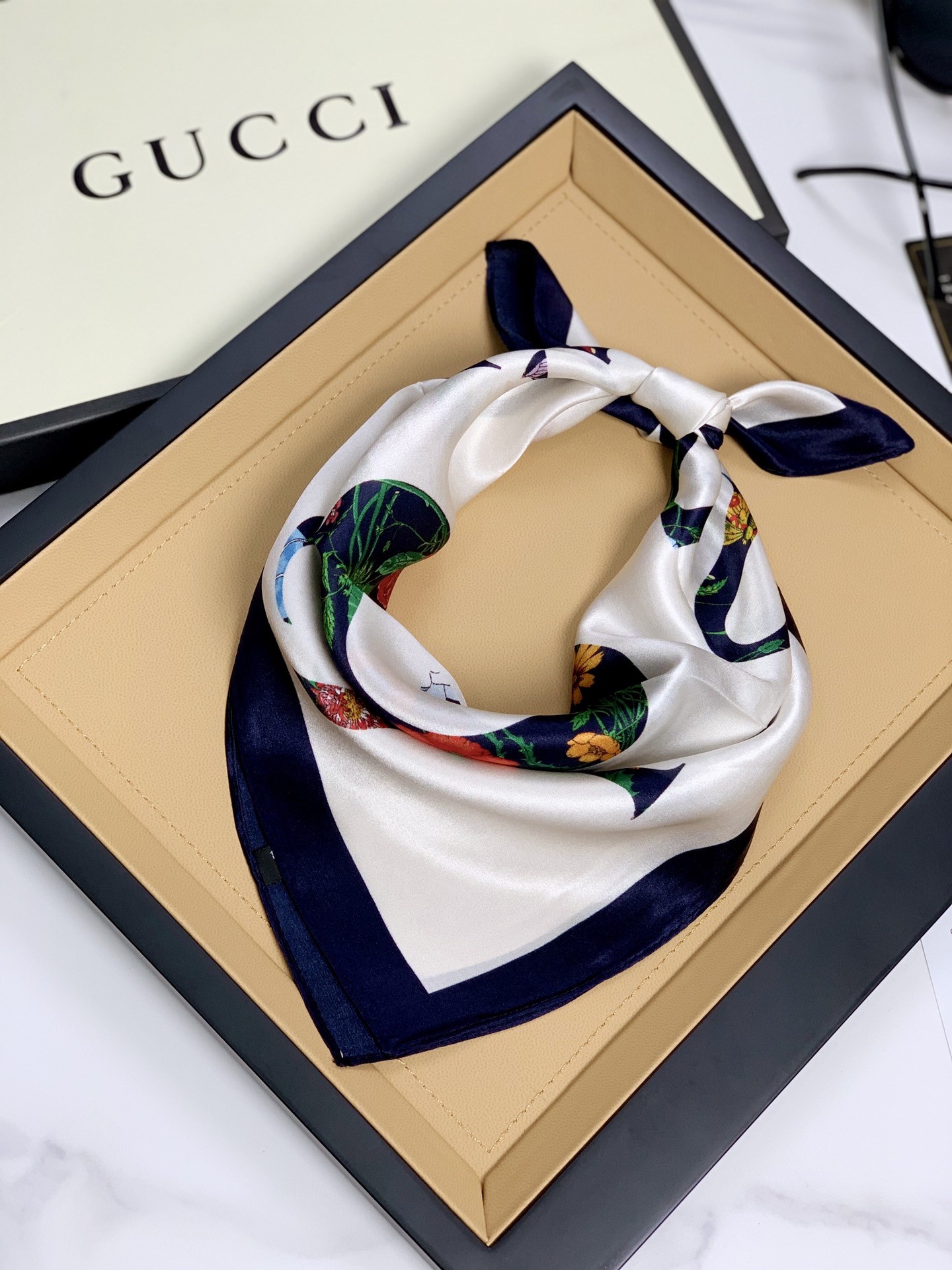 GUCCI silk scarf 112184