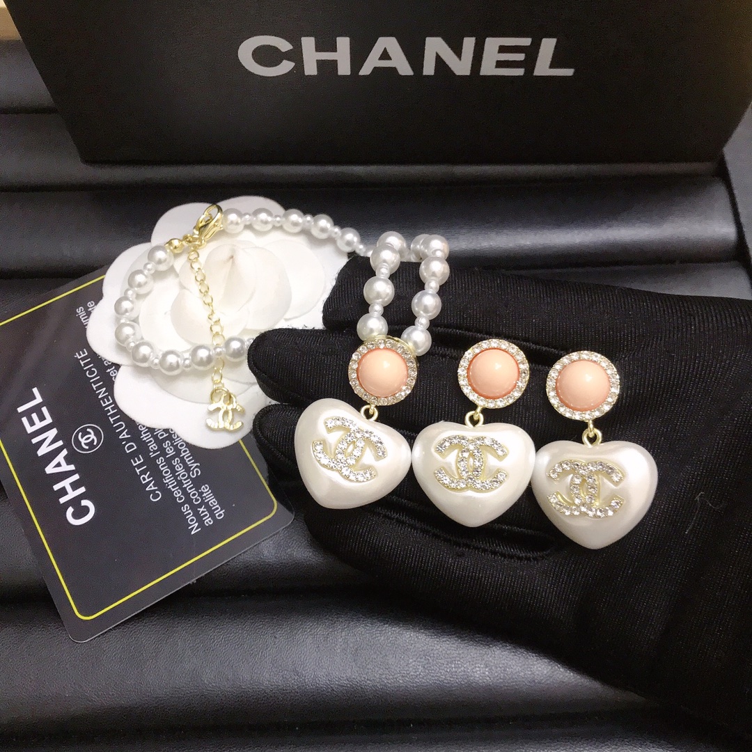 Chanel heart pearls earrings/necklace 112206