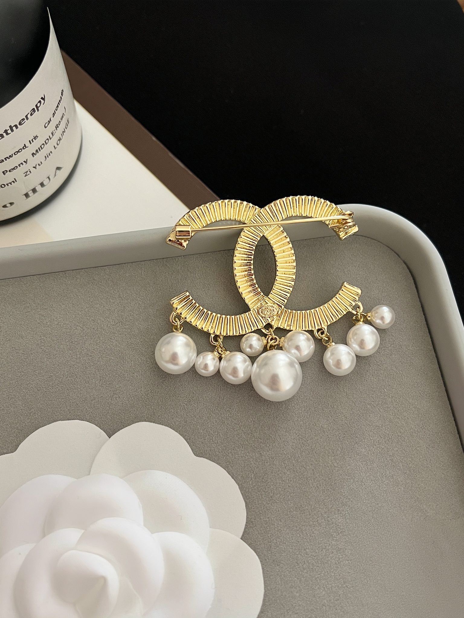 D148 Chanel brooch