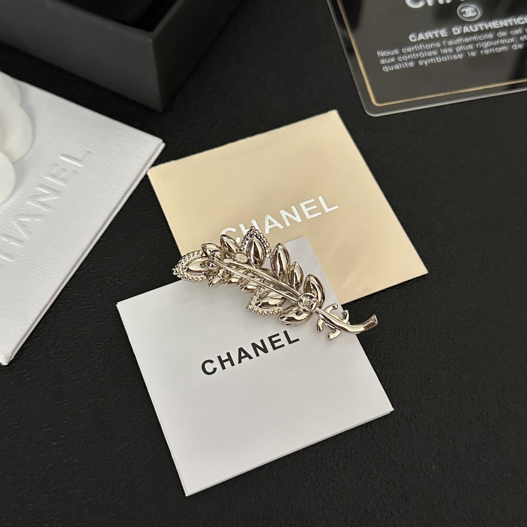 C207 Chanel brooch