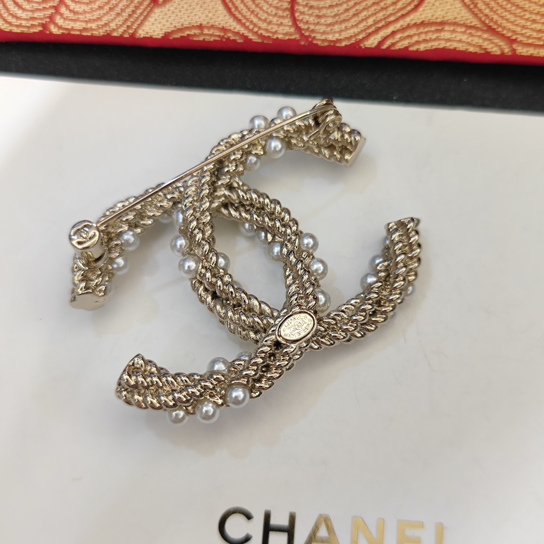 C173 Chanel brooch