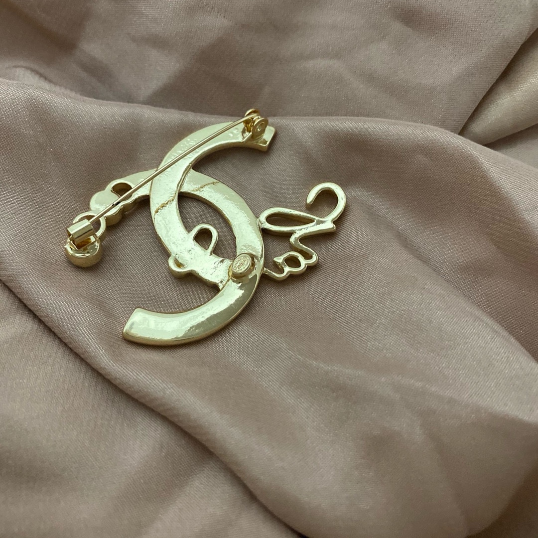 Chanel cc brooch 114120