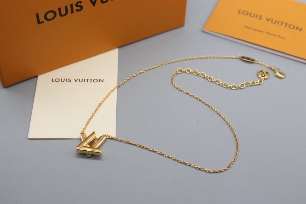 B693 LV necklace