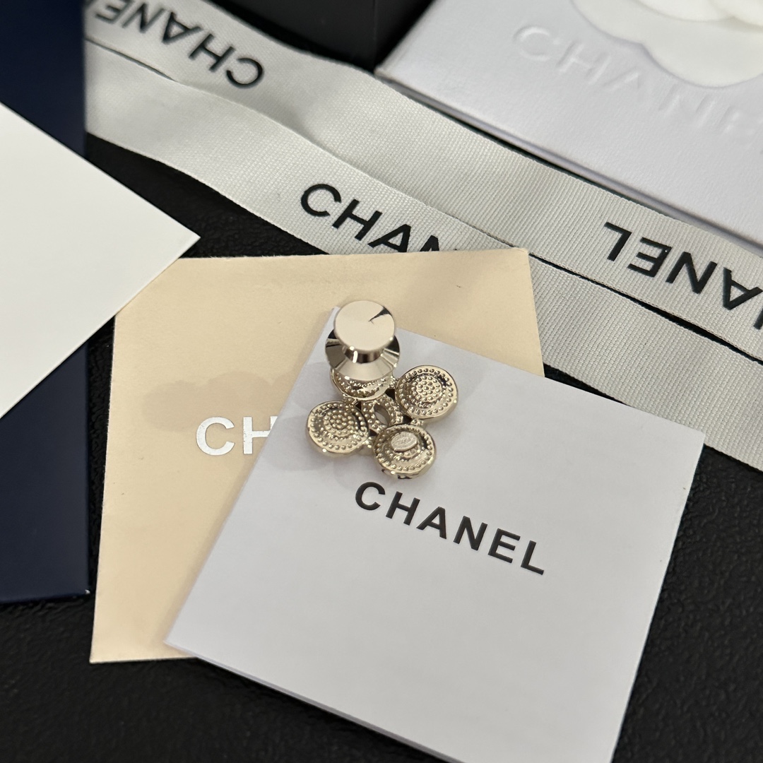 C220 Chanel brooch