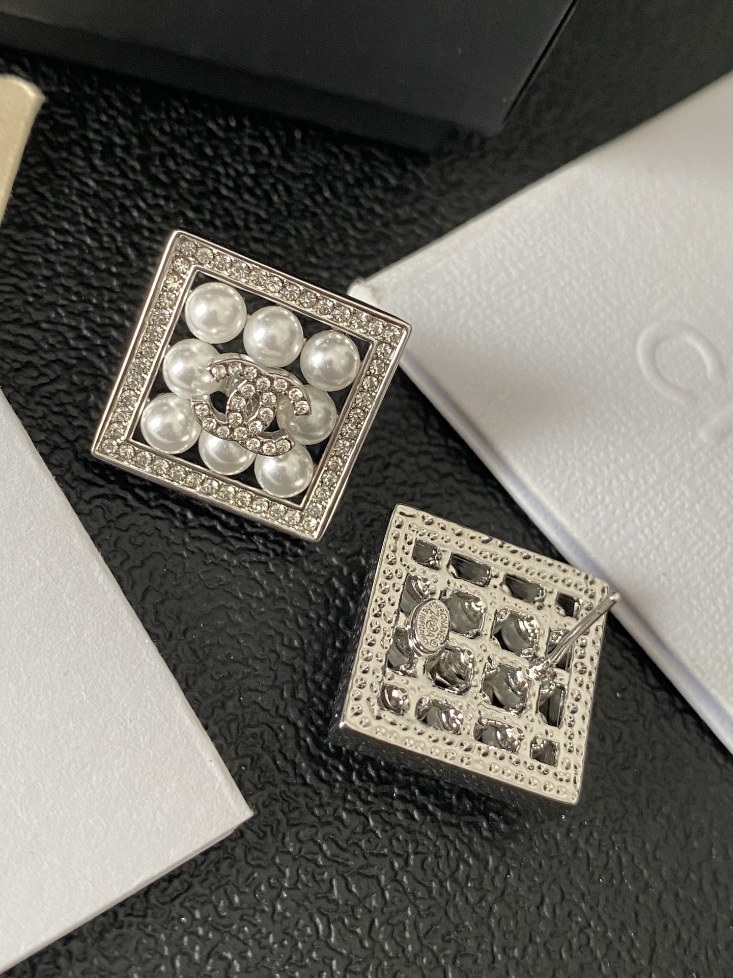 A142 Chanel square earrings