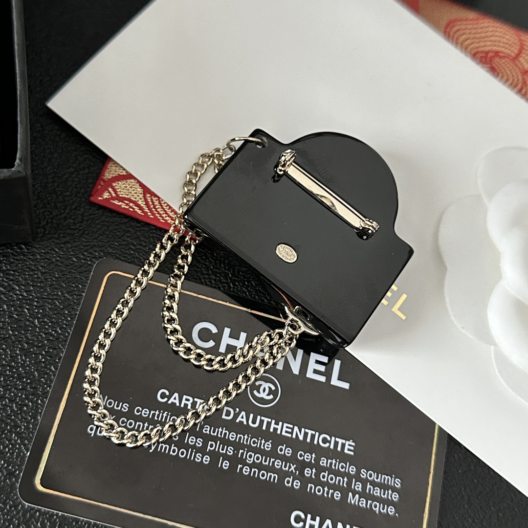 C205 Chanel brooch