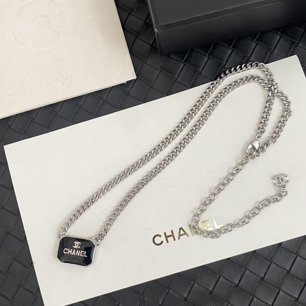 B121 Chanel necklace