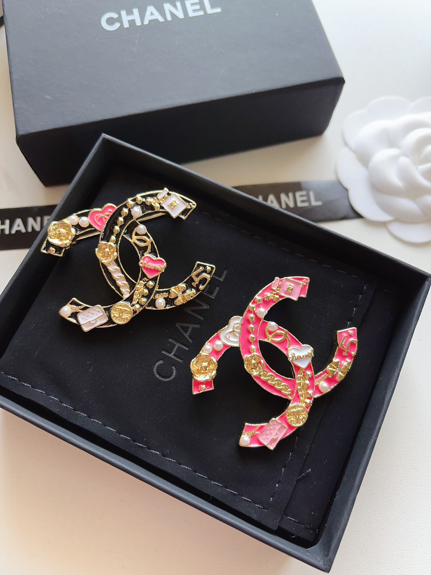 D162 Chanel cc brooch