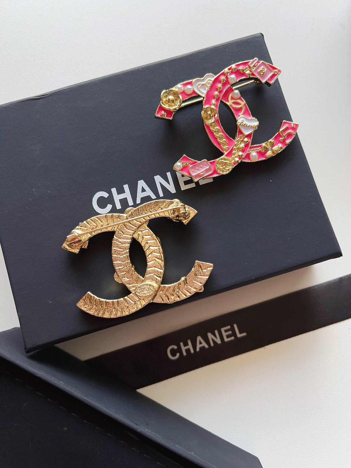 D162 Chanel cc brooch