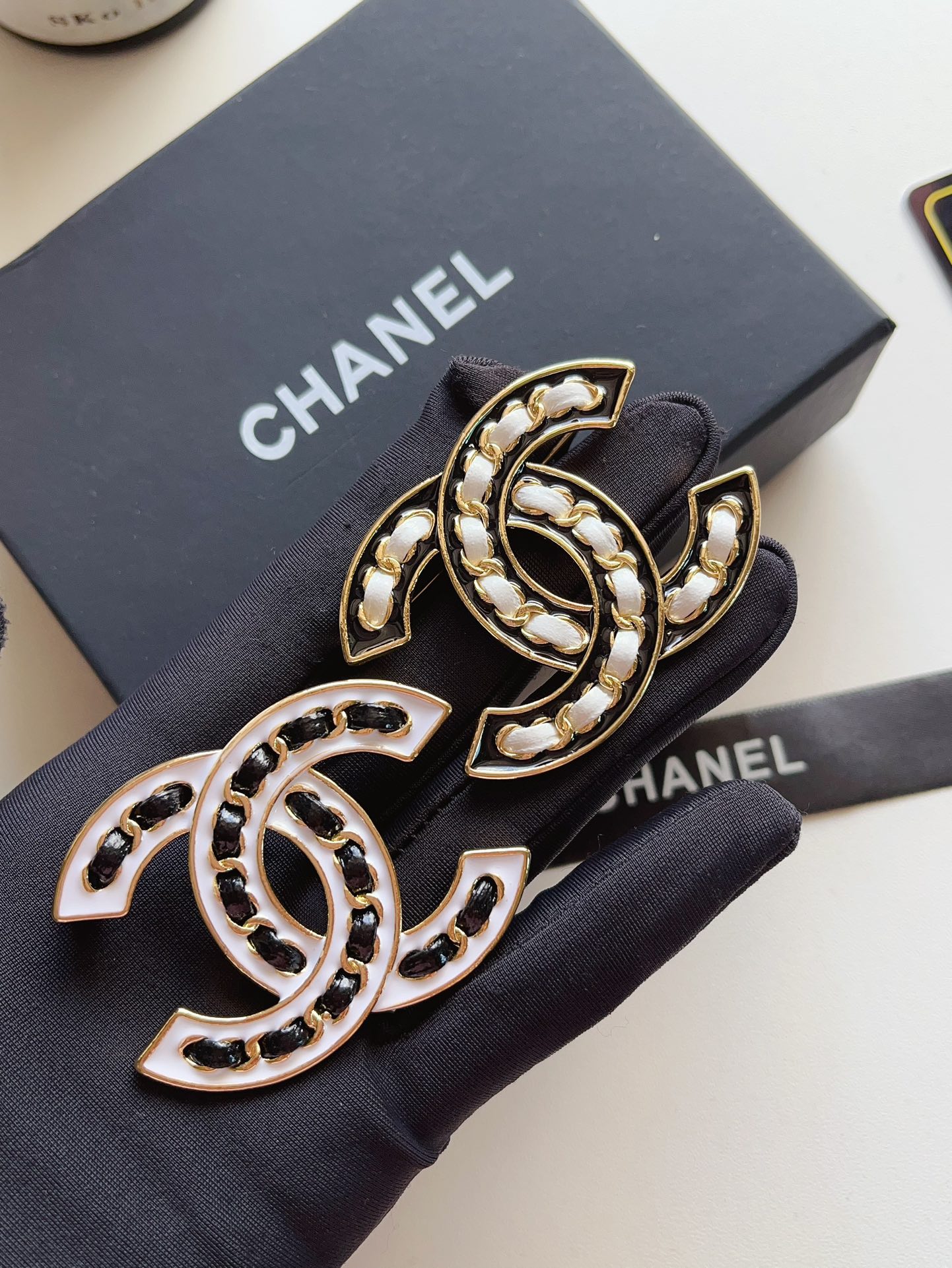 D163 Chanel cc brooch