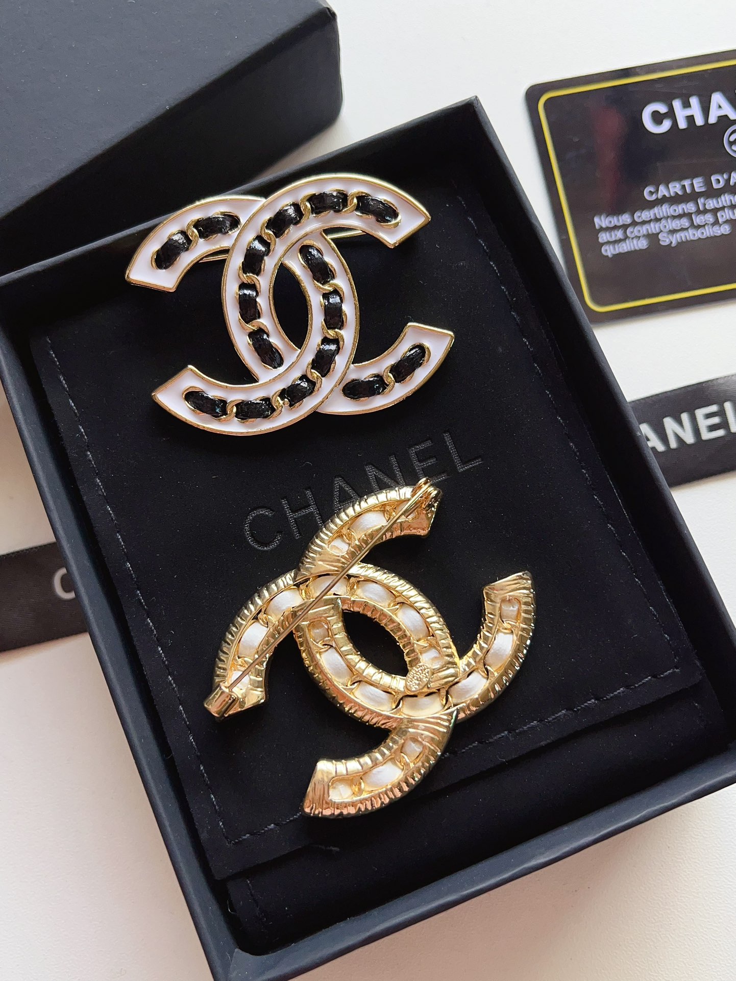 D163 Chanel cc brooch