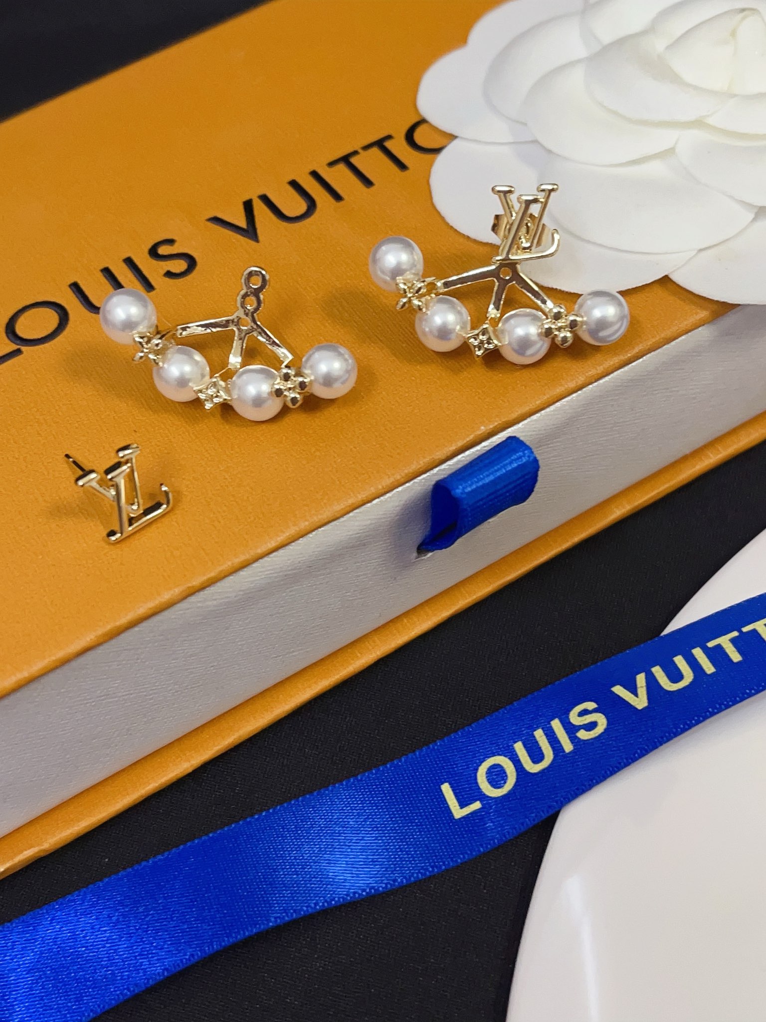 A1003  LV pearls earrings