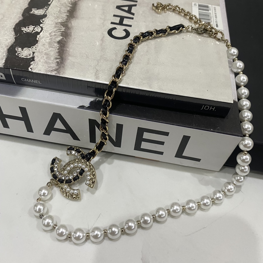 B818 Chanel necklace