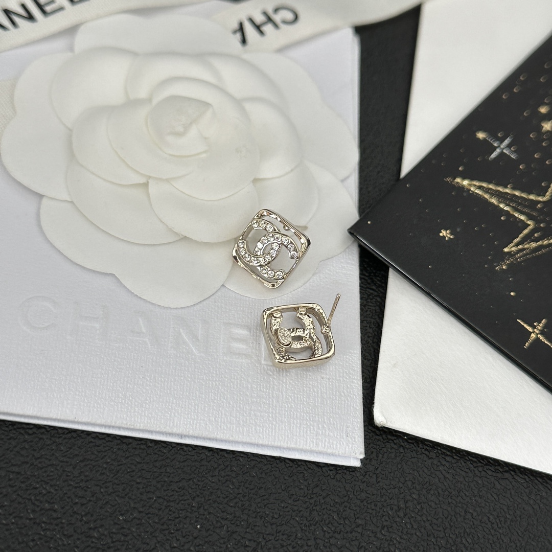 A352  Chanel earrings