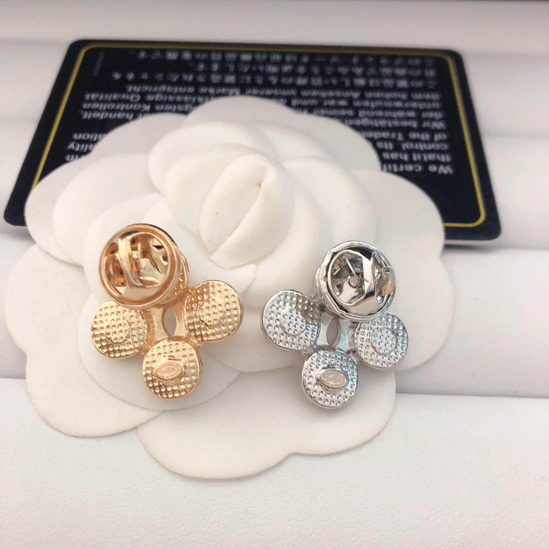 Chanel brooch 114744