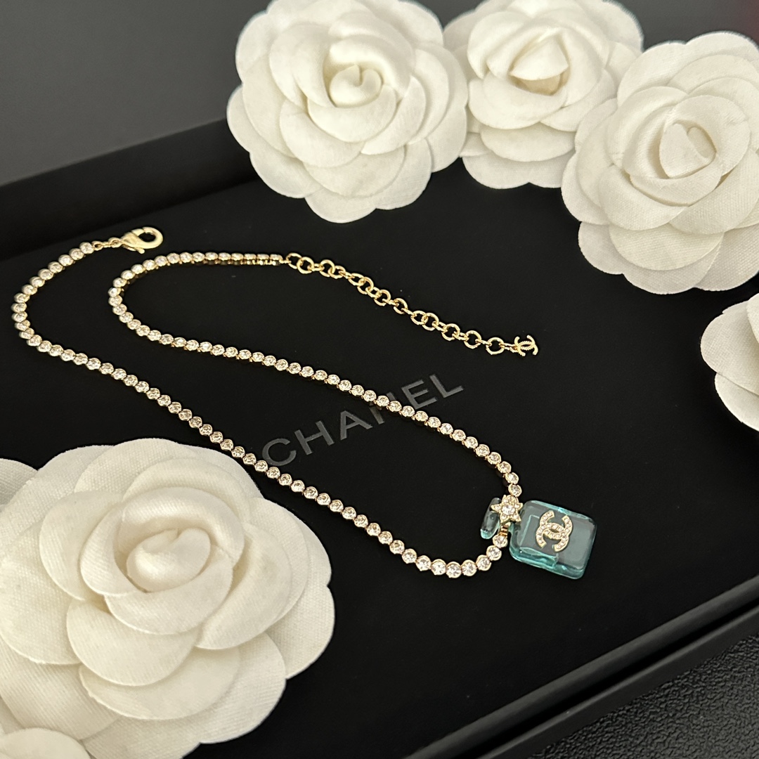 B938 Chanel crystal necklace