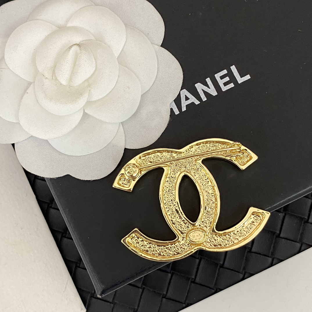 C438 Chanel brooch