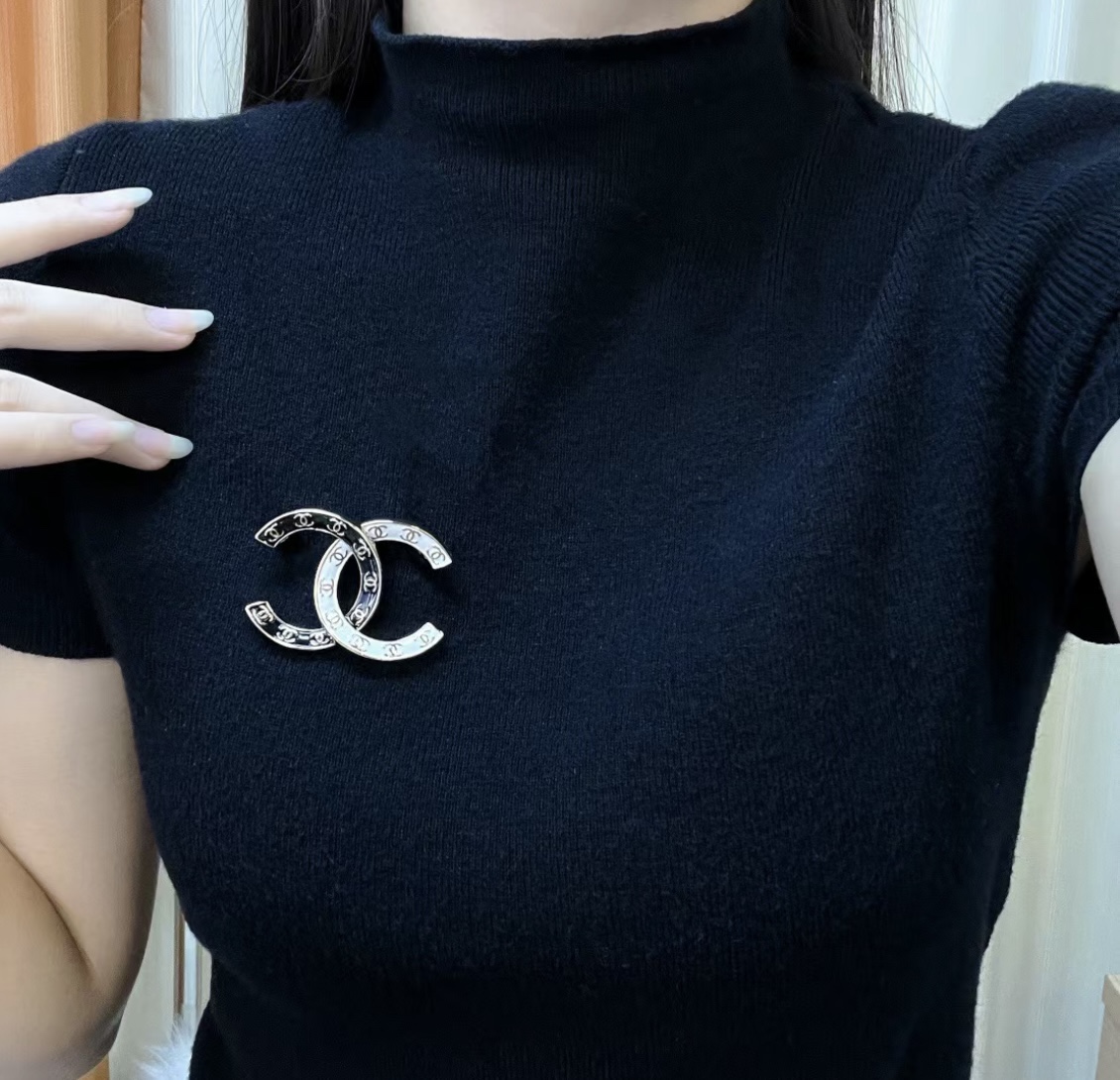 D164 Chanel brooch