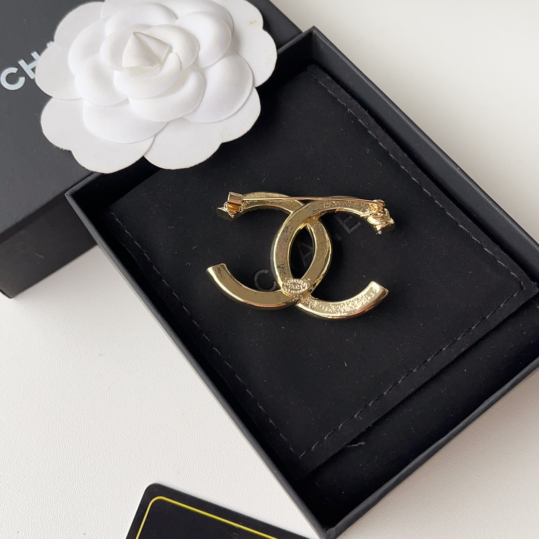 D164 Chanel brooch