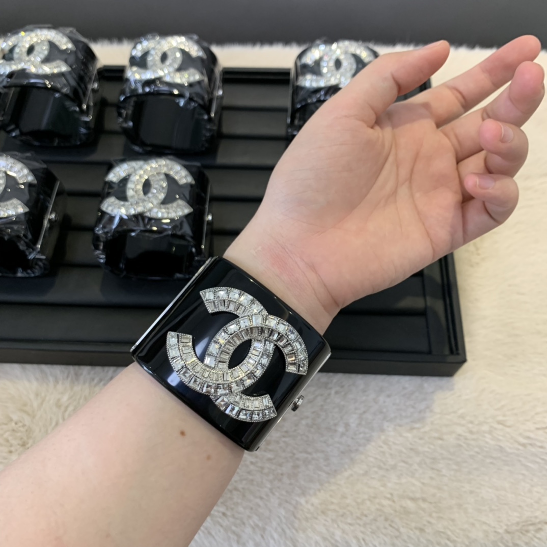 Chanel black  Acrylic CC Bracelet 114870