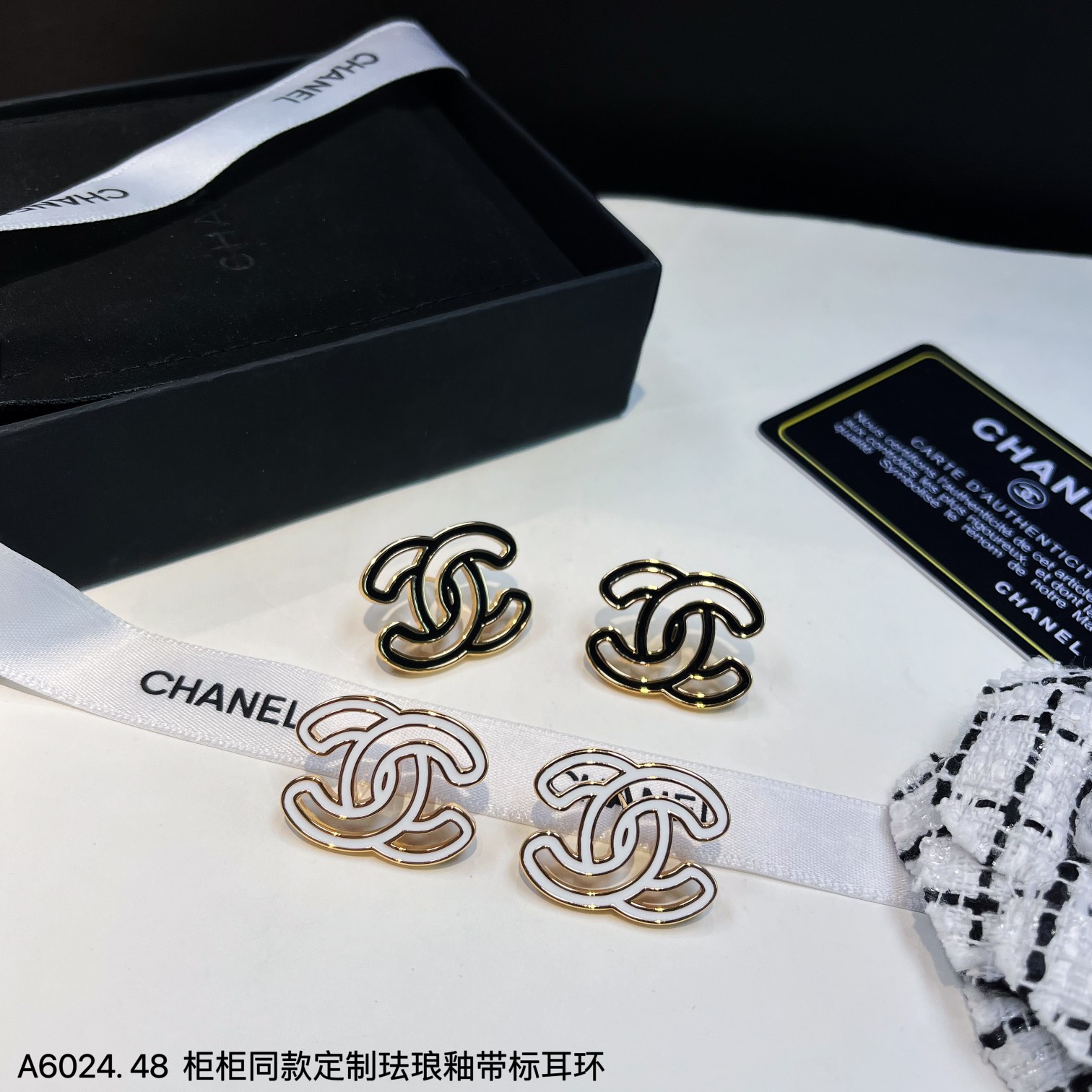 A1190 Chanel cc earrings